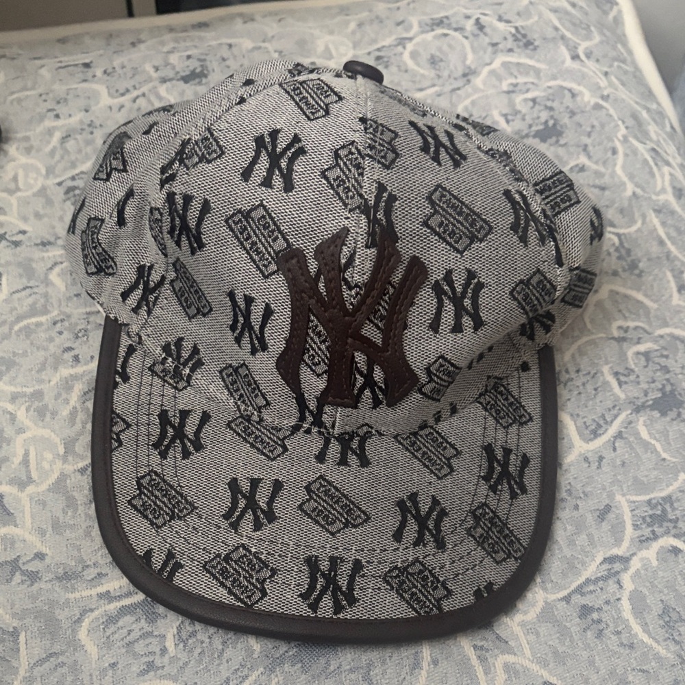 NY Collection Gray and Black Patterned Hat